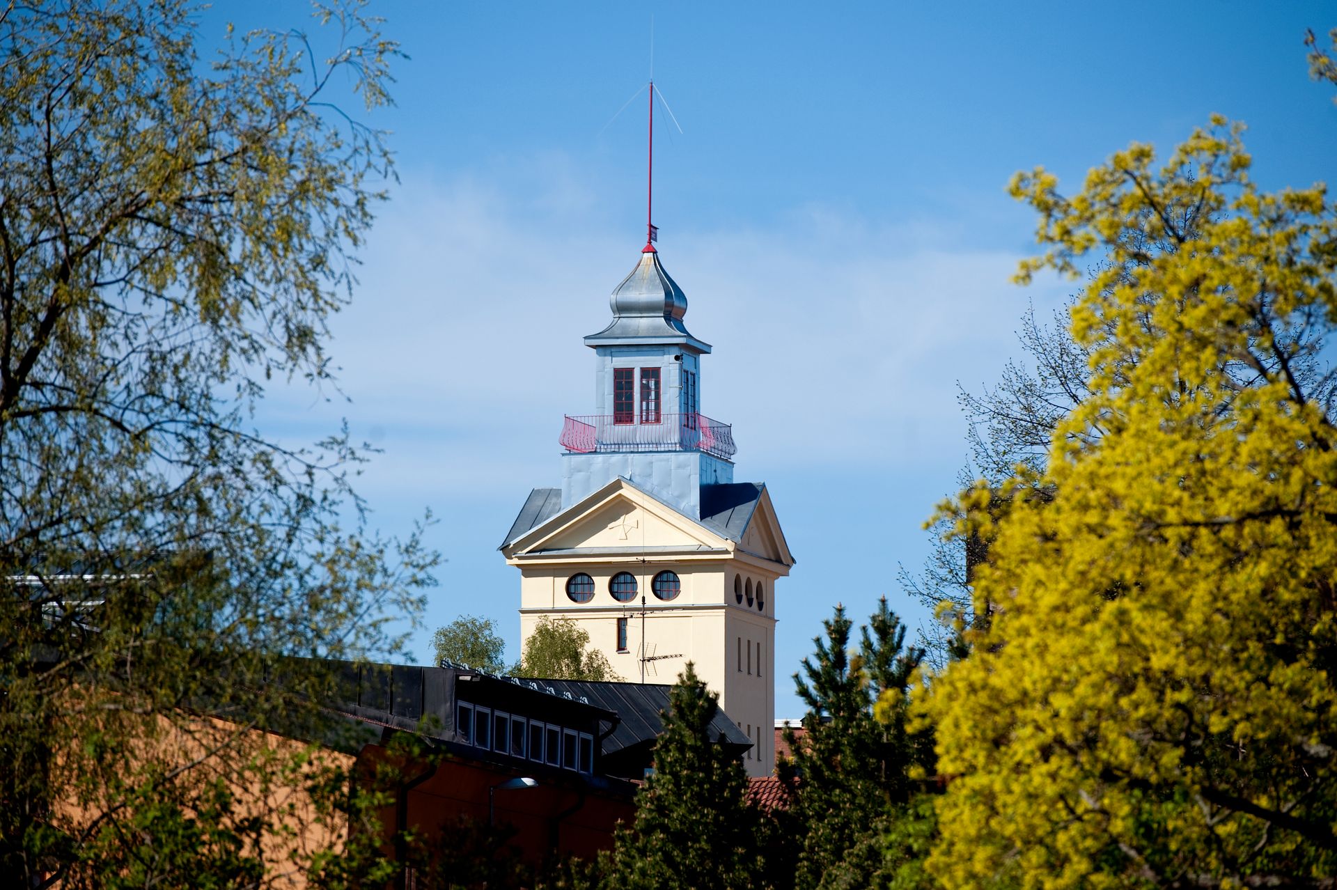 Brandstationstornet genom träden