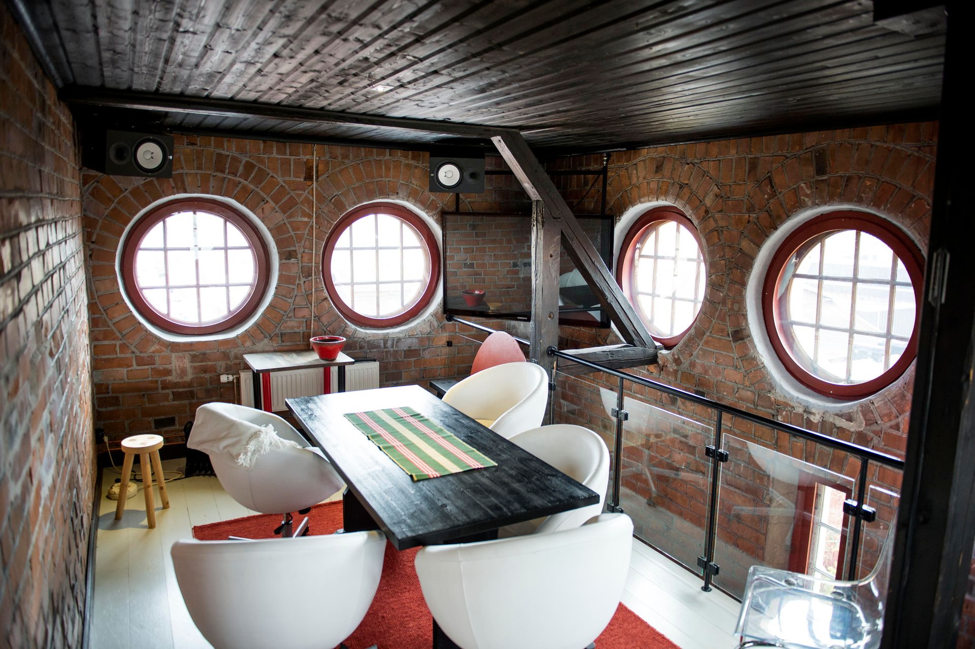 Mötesrum i tornet med runda fönster